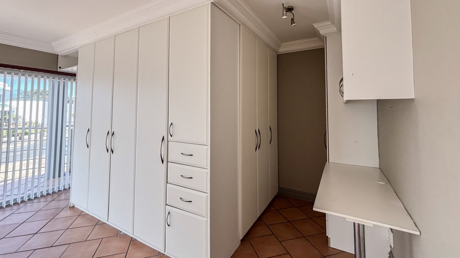 To Let 5 Bedroom Property for Rent in Myburgh Park Western Cape